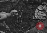 Standbild Palawan Massaker Opfer geborgen Palawan Philippinen, 1945, aus Sekunde 21 historischem Filmmaterial Videoclip 65675045829