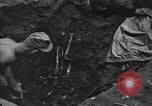 Standbild Palawan Massaker Opfer geborgen Palawan Philippinen, 1945, aus Sekunde 24 historischem Filmmaterial Videoclip 65675045829