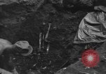 Standbild Palawan Massaker Opfer geborgen Palawan Philippinen, 1945, aus Sekunde 28 historischem Filmmaterial Videoclip 65675045829