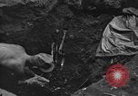 Standbild Palawan Massaker Opfer geborgen Palawan Philippinen, 1945, aus Sekunde 31 historischem Filmmaterial Videoclip 65675045829