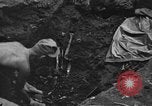 Standbild Palawan Massaker Opfer geborgen Palawan Philippinen, 1945, aus Sekunde 32 historischem Filmmaterial Videoclip 65675045829