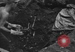 Standbild Palawan Massaker Opfer geborgen Palawan Philippinen, 1945, aus Sekunde 33 historischem Filmmaterial Videoclip 65675045829