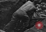 Standbild Palawan Massaker Opfer geborgen Palawan Philippinen, 1945, aus Sekunde 35 historischem Filmmaterial Videoclip 65675045829