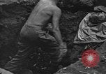 Standbild Palawan Massaker Opfer geborgen Palawan Philippinen, 1945, aus Sekunde 36 historischem Filmmaterial Videoclip 65675045829