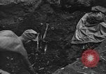 Standbild Palawan Massaker Opfer geborgen Palawan Philippinen, 1945, aus Sekunde 38 historischem Filmmaterial Videoclip 65675045829