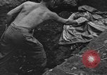 Standbild Palawan Massaker Opfer geborgen Palawan Philippinen, 1945, aus Sekunde 40 historischem Filmmaterial Videoclip 65675045829