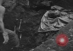 Standbild Palawan Massaker Opfer geborgen Palawan Philippinen, 1945, aus Sekunde 41 historischem Filmmaterial Videoclip 65675045829