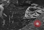 Standbild Palawan Massaker Opfer geborgen Palawan Philippinen, 1945, aus Sekunde 43 historischem Filmmaterial Videoclip 65675045829