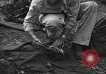 Standbild Palawan Massaker Opfer geborgen Palawan Philippinen, 1945, aus Sekunde 53 historischem Filmmaterial Videoclip 65675045829