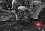 Standbild Palawan Massaker Opfer geborgen Palawan Philippinen, 1945, aus Sekunde 59 historischem Filmmaterial Videoclip 65675045829