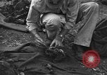 Standbild Palawan Massaker Opfer geborgen Palawan Philippinen, 1945, aus Sekunde 60 historischem Filmmaterial Videoclip 65675045829