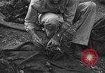 Standbild Palawan Massaker Opfer geborgen Palawan Philippinen, 1945, aus Sekunde 61 historischem Filmmaterial Videoclip 65675045829