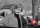 Standbild Amerikanische Frauen in bürgerlichen Pflichten Monroe New York USA, 1950, aus Sekunde 35 historischem Filmmaterial Videoclip 65675045877