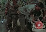 Standbild vietnamesische Soldaten Hue Vietnam, 1972, aus Sekunde 35 historischem Filmmaterial Videoclip 65675045882