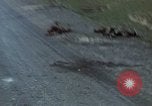 Standbild Flüchtlinge Hue Vietnam, 1972, aus Sekunde 20 historischem Filmmaterial Videoclip 65675045883