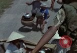 Standbild Flüchtlinge Hue Vietnam, 1972, aus Sekunde 22 historischem Filmmaterial Videoclip 65675045883