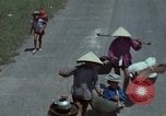 Standbild Flüchtlinge Hue Vietnam, 1972, aus Sekunde 23 historischem Filmmaterial Videoclip 65675045883