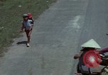 Standbild Flüchtlinge Hue Vietnam, 1972, aus Sekunde 24 historischem Filmmaterial Videoclip 65675045883