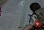 Standbild Flüchtlinge Hue Vietnam, 1972, aus Sekunde 25 historischem Filmmaterial Videoclip 65675045883
