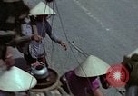 Standbild Flüchtlinge Hue Vietnam, 1972, aus Sekunde 27 historischem Filmmaterial Videoclip 65675045883