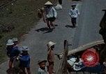 Standbild Flüchtlinge Hue Vietnam, 1972, aus Sekunde 28 historischem Filmmaterial Videoclip 65675045883
