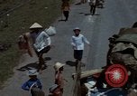Standbild Flüchtlinge Hue Vietnam, 1972, aus Sekunde 29 historischem Filmmaterial Videoclip 65675045883