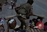 Standbild Flüchtlinge Hue Vietnam, 1972, aus Sekunde 30 historischem Filmmaterial Videoclip 65675045883