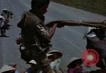 Standbild Flüchtlinge Hue Vietnam, 1972, aus Sekunde 31 historischem Filmmaterial Videoclip 65675045883