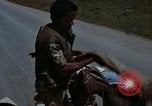 Standbild Flüchtlinge Hue Vietnam, 1972, aus Sekunde 32 historischem Filmmaterial Videoclip 65675045883