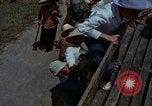 Standbild Flüchtlinge Hue Vietnam, 1972, aus Sekunde 34 historischem Filmmaterial Videoclip 65675045883