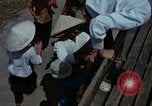 Standbild Flüchtlinge Hue Vietnam, 1972, aus Sekunde 35 historischem Filmmaterial Videoclip 65675045883