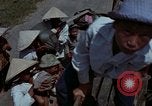 Standbild Flüchtlinge Hue Vietnam, 1972, aus Sekunde 36 historischem Filmmaterial Videoclip 65675045883