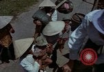 Standbild Flüchtlinge Hue Vietnam, 1972, aus Sekunde 37 historischem Filmmaterial Videoclip 65675045883
