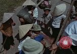 Standbild Flüchtlinge Hue Vietnam, 1972, aus Sekunde 38 historischem Filmmaterial Videoclip 65675045883