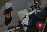 Standbild Flüchtlinge Hue Vietnam, 1972, aus Sekunde 39 historischem Filmmaterial Videoclip 65675045883