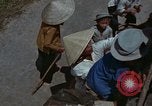 Standbild Flüchtlinge Hue Vietnam, 1972, aus Sekunde 40 historischem Filmmaterial Videoclip 65675045883