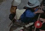 Standbild Flüchtlinge Hue Vietnam, 1972, aus Sekunde 41 historischem Filmmaterial Videoclip 65675045883