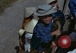 Standbild Flüchtlinge Hue Vietnam, 1972, aus Sekunde 42 historischem Filmmaterial Videoclip 65675045883
