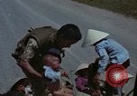 Standbild Flüchtlinge Hue Vietnam, 1972, aus Sekunde 43 historischem Filmmaterial Videoclip 65675045883