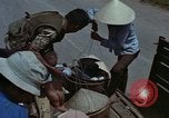 Standbild Flüchtlinge Hue Vietnam, 1972, aus Sekunde 46 historischem Filmmaterial Videoclip 65675045883