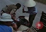 Standbild Flüchtlinge Hue Vietnam, 1972, aus Sekunde 47 historischem Filmmaterial Videoclip 65675045883