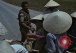 Standbild Flüchtlinge Hue Vietnam, 1972, aus Sekunde 48 historischem Filmmaterial Videoclip 65675045883