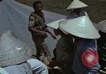 Standbild Flüchtlinge Hue Vietnam, 1972, aus Sekunde 49 historischem Filmmaterial Videoclip 65675045883