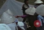 Standbild Flüchtlinge Hue Vietnam, 1972, aus Sekunde 50 historischem Filmmaterial Videoclip 65675045883
