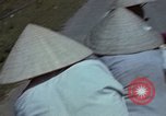Standbild Flüchtlinge Hue Vietnam, 1972, aus Sekunde 51 historischem Filmmaterial Videoclip 65675045883
