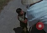 Standbild Flüchtlinge Hue Vietnam, 1972, aus Sekunde 56 historischem Filmmaterial Videoclip 65675045883