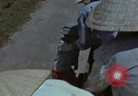 Standbild Flüchtlinge Hue Vietnam, 1972, aus Sekunde 58 historischem Filmmaterial Videoclip 65675045883