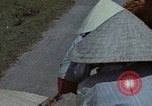 Standbild Flüchtlinge Hue Vietnam, 1972, aus Sekunde 59 historischem Filmmaterial Videoclip 65675045883