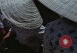 Standbild Flüchtlinge Hue Vietnam, 1972, aus Sekunde 61 historischem Filmmaterial Videoclip 65675045883