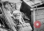 Image German military aider des réfugiés en provenance de zones de lourds bombardements Français Front Ouest, 1915, de la seconde 17 séquences d'archives historiques vidéo 65675045933